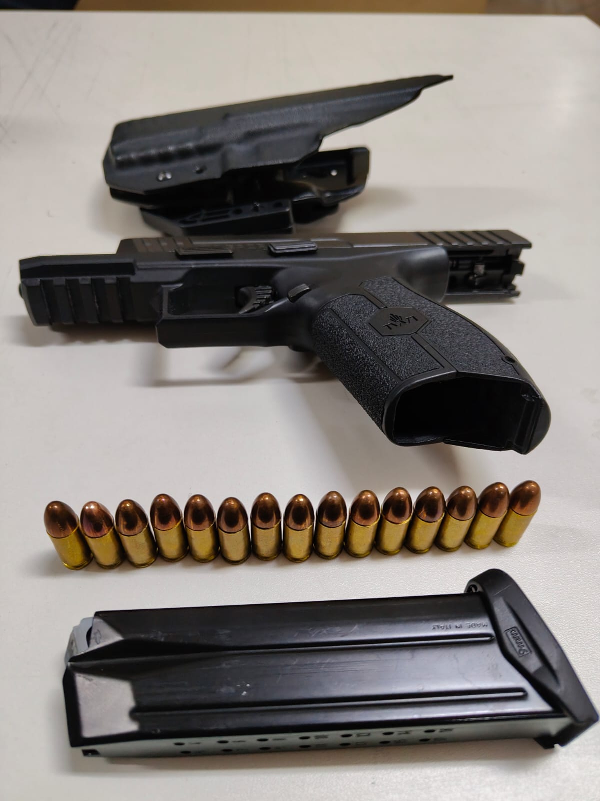 Foto da reportagem Casal é flagrado fazendo sexo em carro ao lado da Câmara de Taboão da Serra; homem é preso com pistola 9 mm carregada