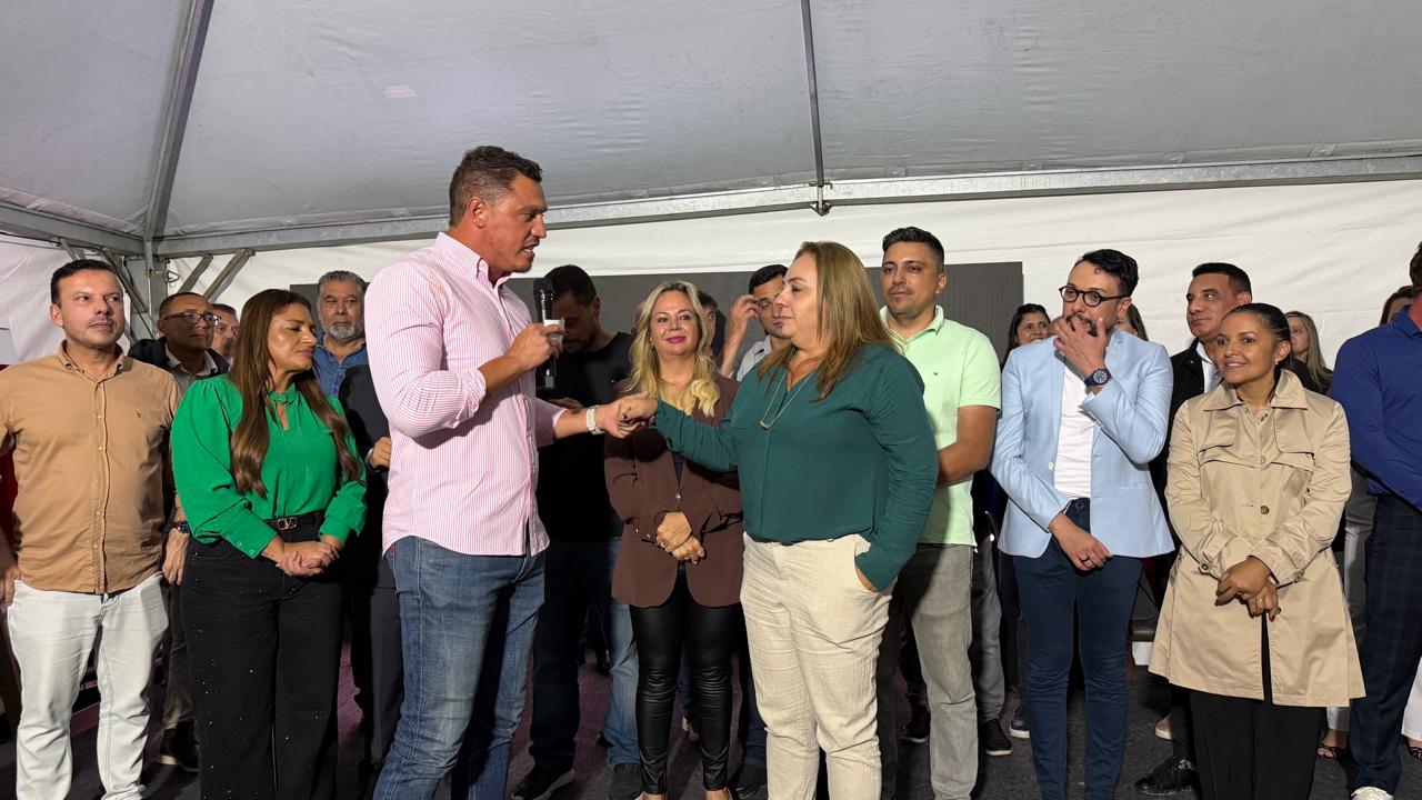 Foto da reportagem Em grande estilo e diante de autoridades, Engenheiro Daniel anuncia Andrea Franquini como nova secretária da Mulher de Taboão da Serra