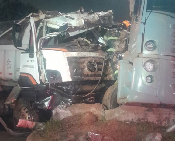 Foto da reportagem Motorista morre após colisão entre dois caminhões na Avenida Taboão da Serra
