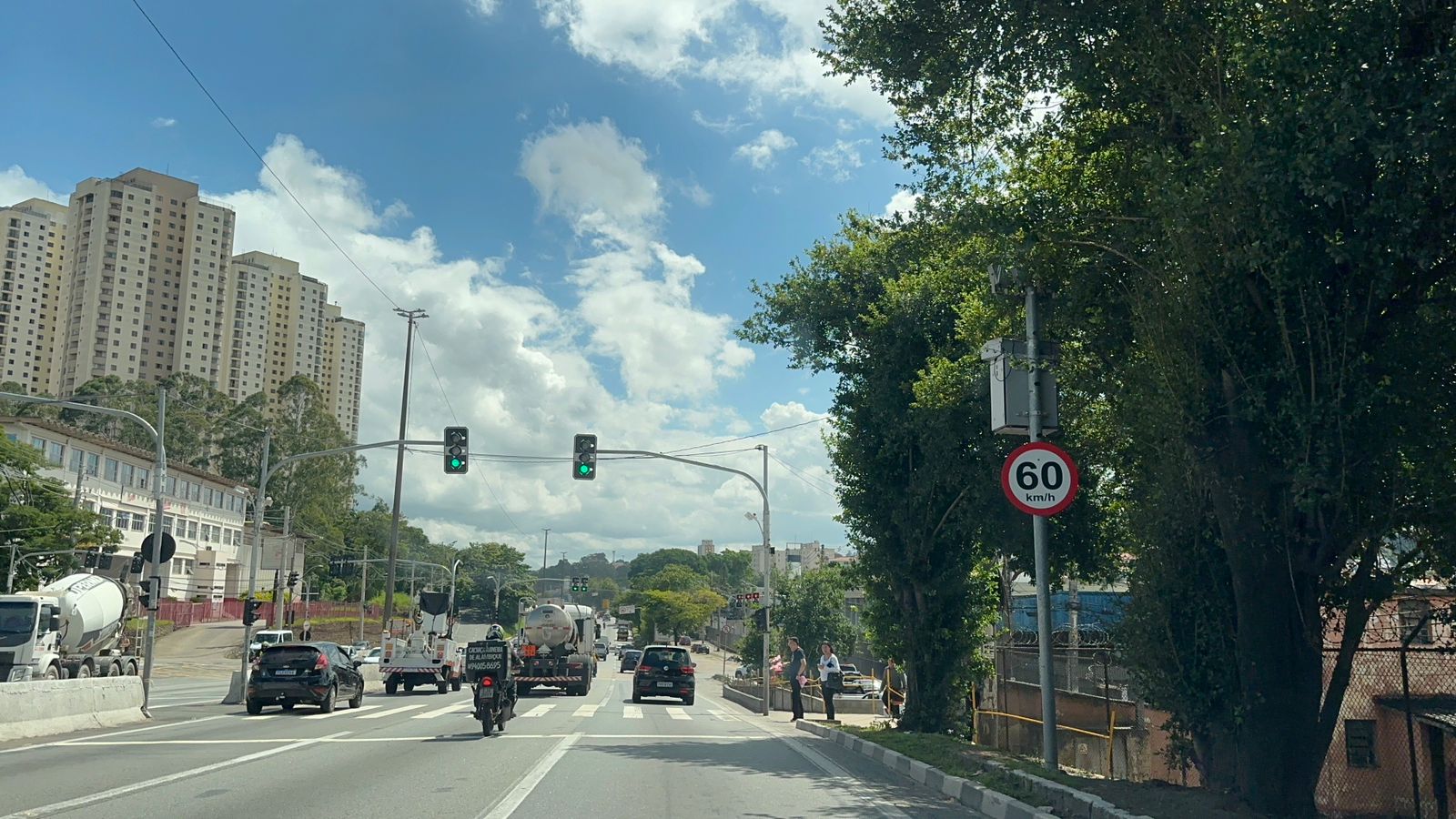 Foto da reportagem Após série de mortes em 2026, Avenida Taboão da Serra recebe radares que filmam e multam; limite é de 60 km/h