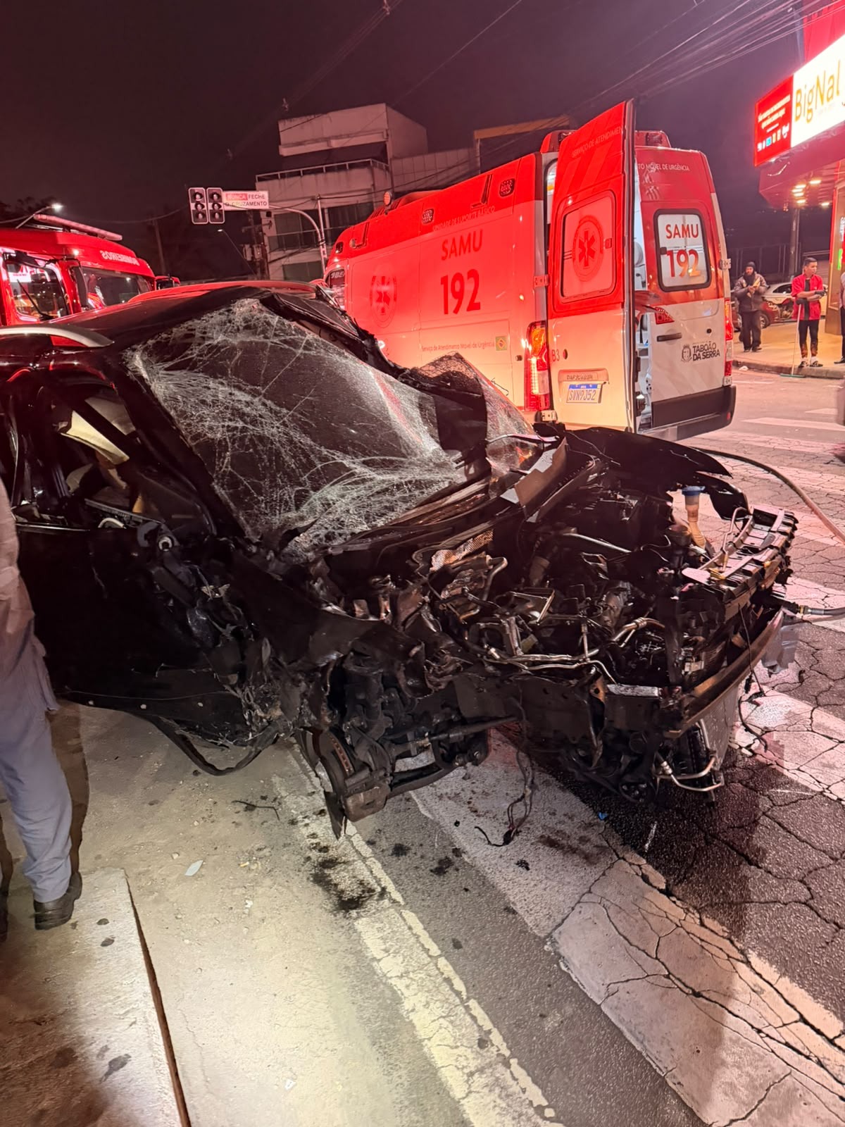 Foto da reportagem Grave colisão na avenida Taboão da Serra deixa dois feridos, destrói veículos e afeta o trânsito