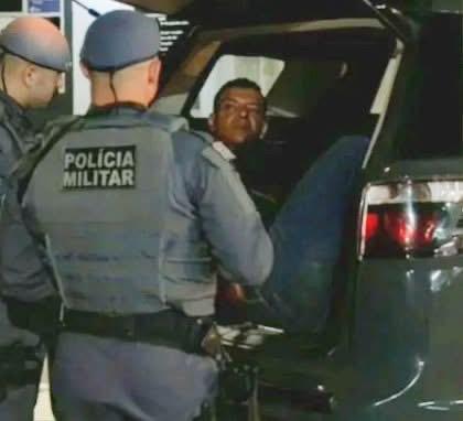 Foto da reportagem Homem invade casa da ex e mata atual companheiro com 20 facadas em Taboão da Serra; autor é preso em flagrante pela PM
