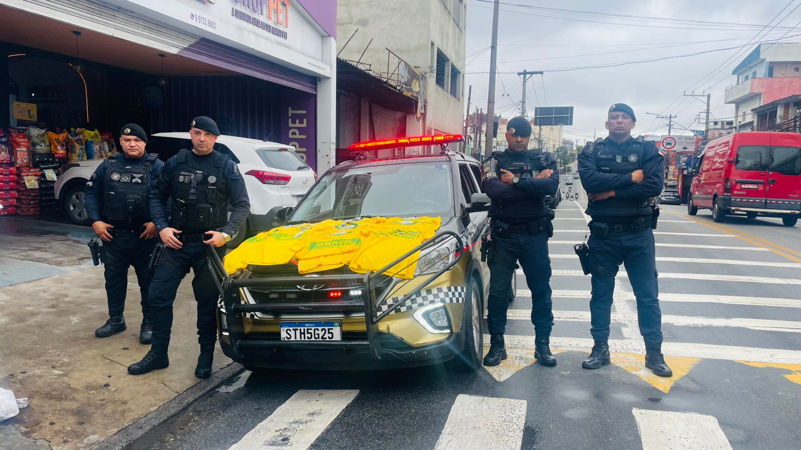 Foto da reportagem Homem é preso em flagrante após furtar camisas da Seleção Brasileira e tentar vendê-las em Taboão da Serra