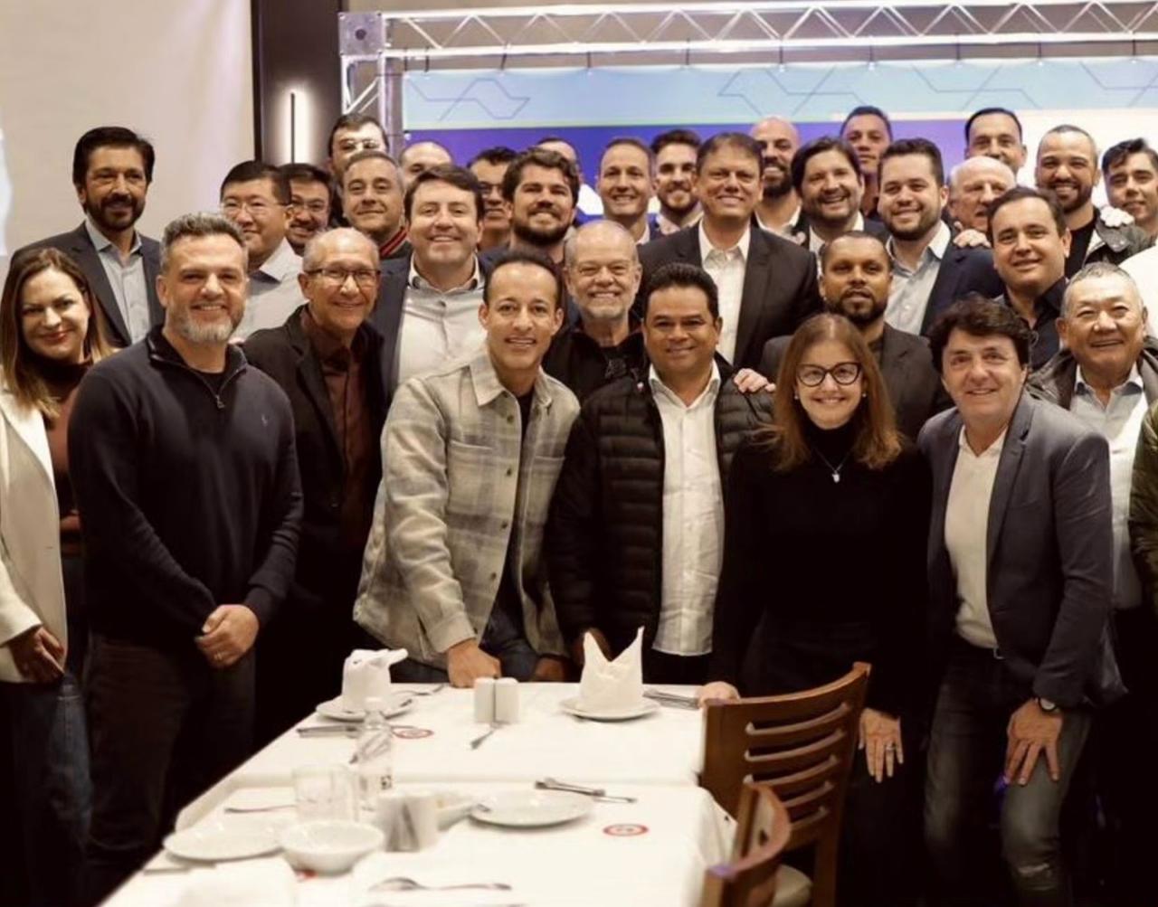 Foto da reportagem Engenheiro Daniel, Hugo Prado e Ramon Corsini participam de almoço com Tarcísio que reuniu 38 prefeitos