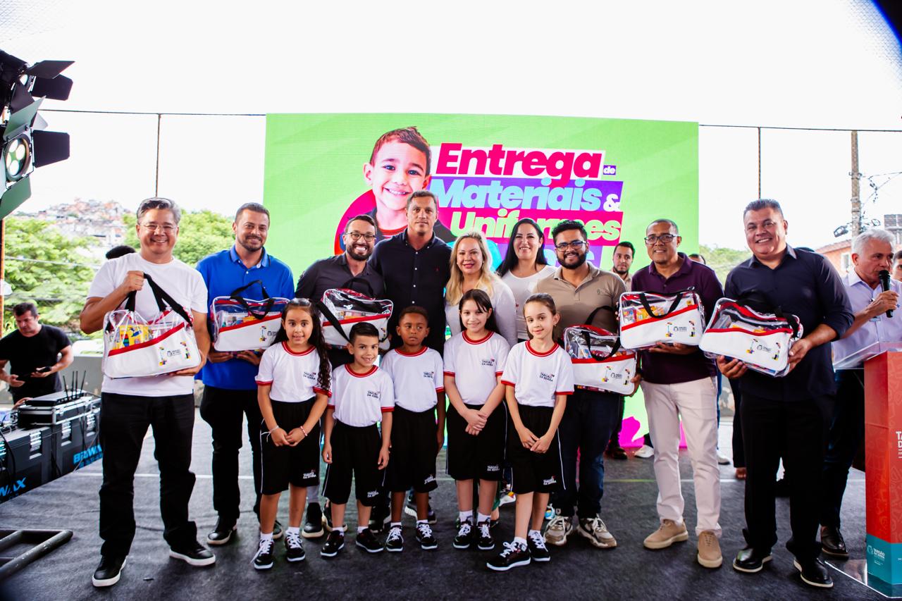 Foto da reportagem Prefeito entrega uniformes e promete reforma completa da EMEF Terezinha Volpato