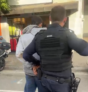 Foto da reportagem GCM recupera moto furtada com placa adulterada após perseguição em Taboão da Serra