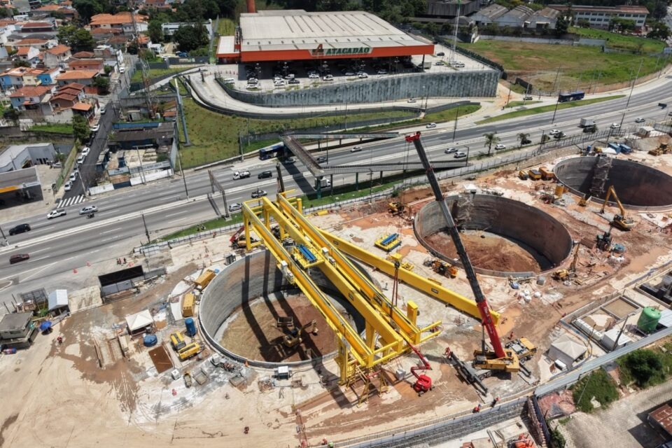 Foto da reportagem Motiva monta dois pórticos para obras da Linha 4-Amarela em Taboão
