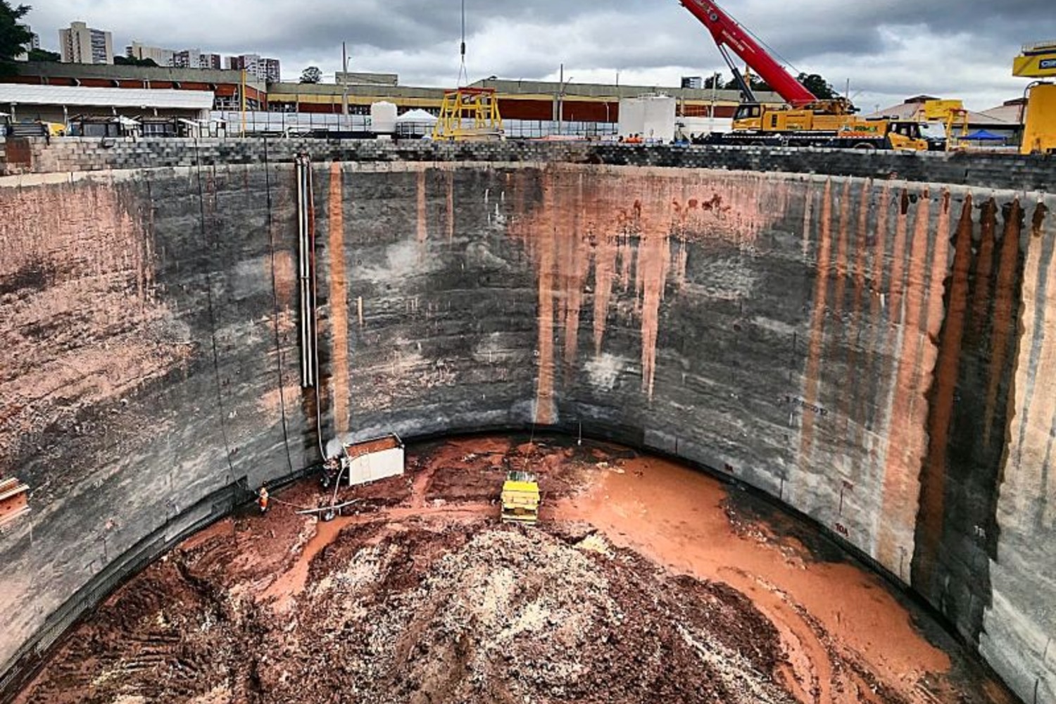 Foto da reportagem Poços da Linha 4-Amarela já atingem grande profundidade em Taboão da Serra