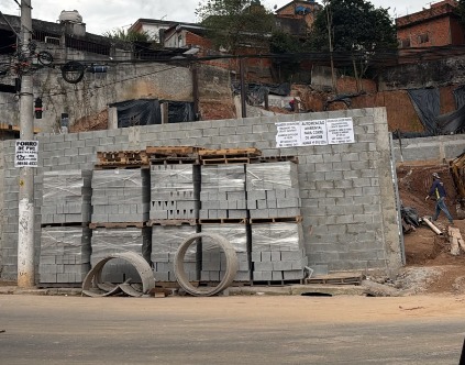 Foto da reportagem Moradora denuncia risco de desabamento após obra em depósito; Defesa Civil aponta irregularidades em Taboão da Serra