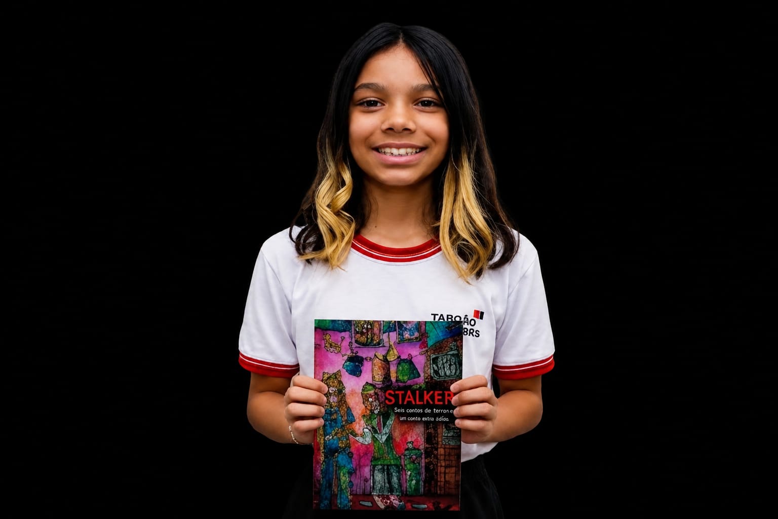 Foto da reportagem Entre poemas e suspense: aluna da rede municipal lança livro autoral aos 10 anos