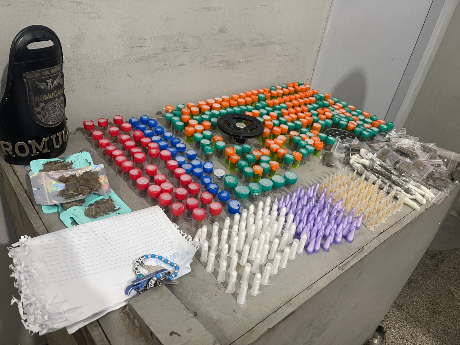 Foto da reportagem Jovem de 18 anos é preso com mais de 1,5 kg de drogas no Sítio das Madres, em Taboão da Serra