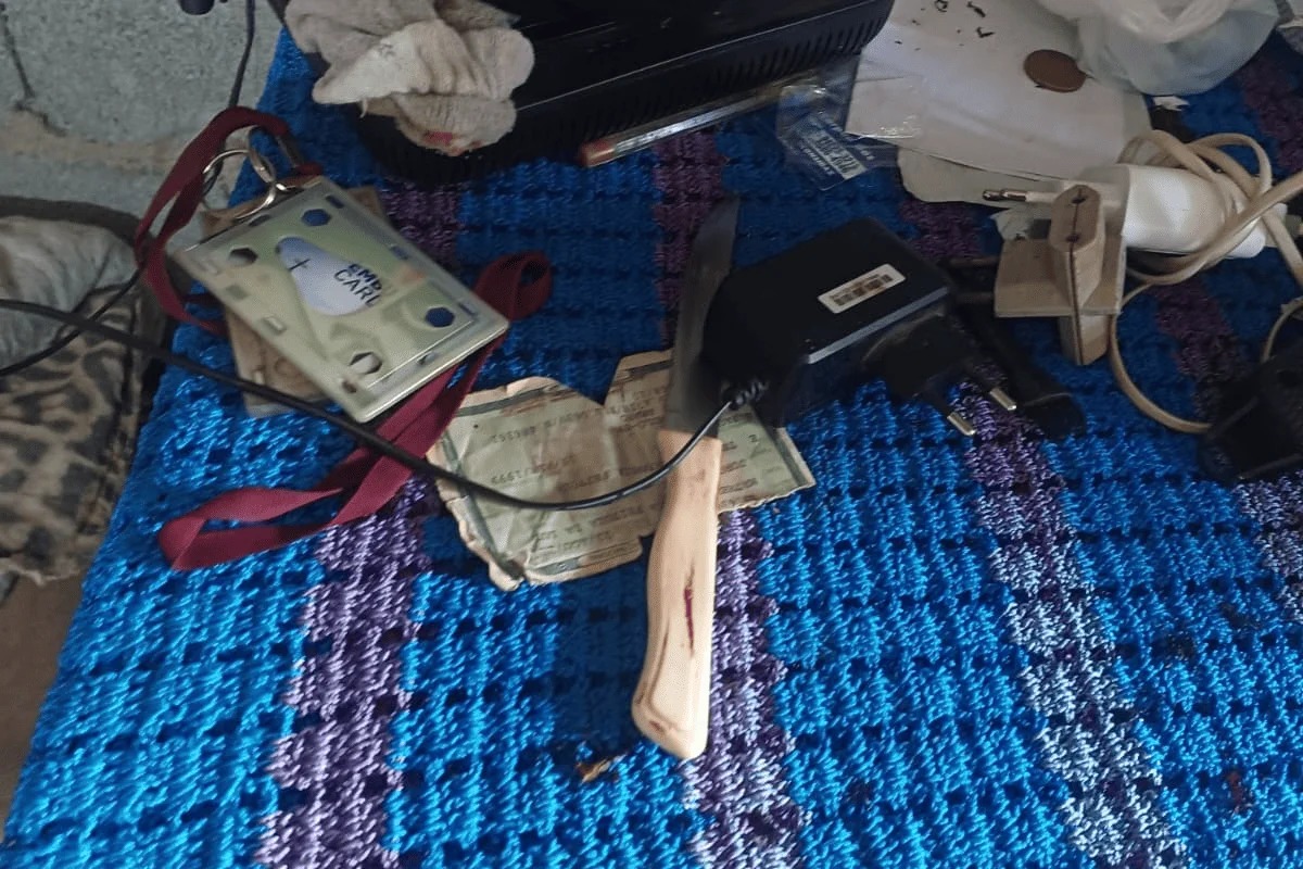 Foto da reportagem Homem é preso após esfaquear e agredir os próprios pais a pauladas em São Lourenço da Serra