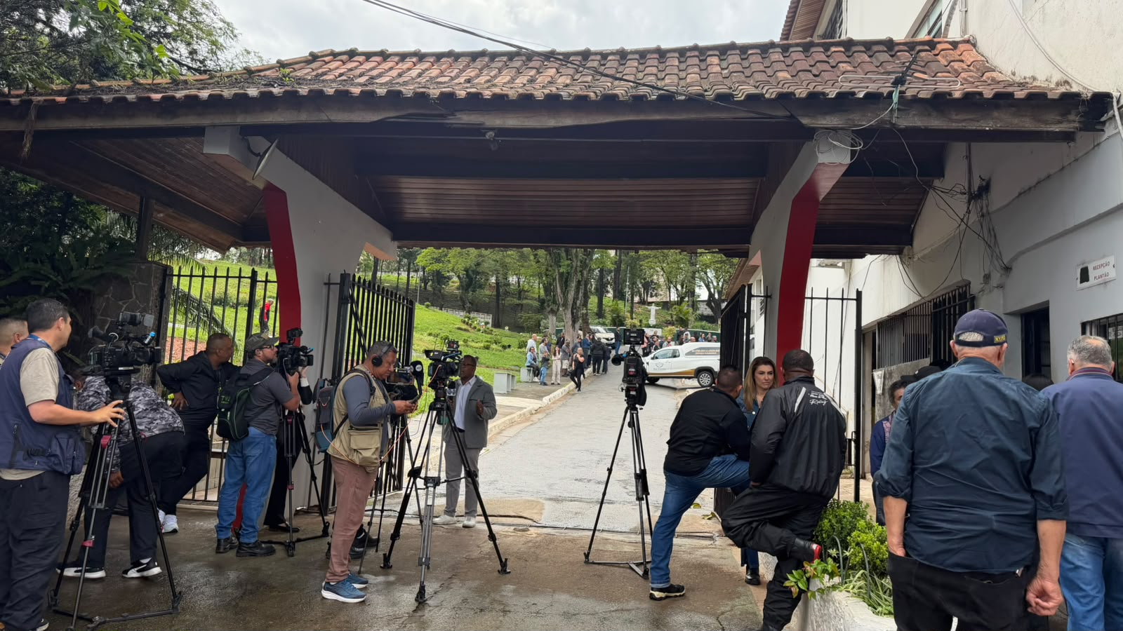 Foto da reportagem Jovem de 19 anos vítima de feminicídio é sepultada sob forte comoção em Taboão da Serra